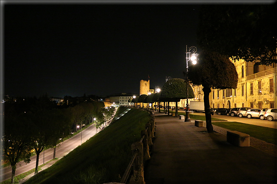 foto Bassano del Grappa di notte